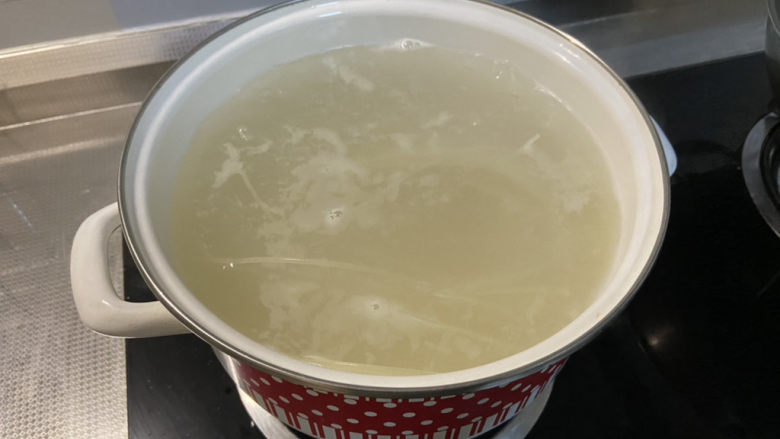 三鲜米线➕牛肉丸鹌鹑蛋番茄三鲜米线,水开下米线,搅拌一下