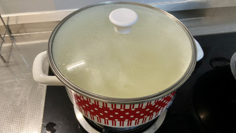 三鲜米线➕牛肉丸鹌鹑蛋番茄三鲜米线,关火,加盖焖半小时