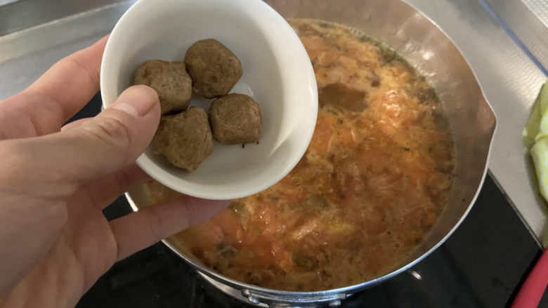 三鲜米线➕牛肉丸鹌鹑蛋番茄三鲜米线,转中火,加入牛肉丸