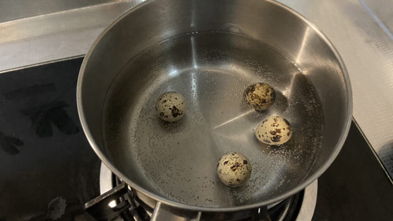 三鲜米线➕牛肉丸鹌鹑蛋番茄三鲜米线,鹌鹑蛋冷水下锅,煮开煮5分钟关火