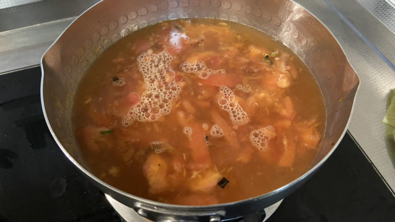 三鲜米线➕牛肉丸鹌鹑蛋番茄三鲜米线,加入适量热水,煮开