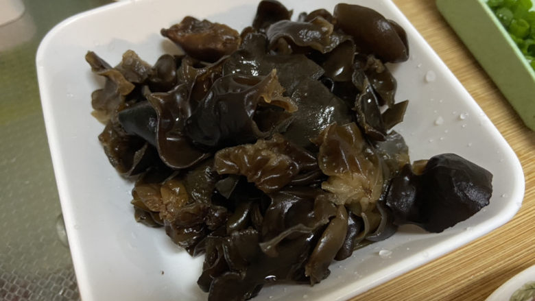 三鲜米线➕牛肉丸鹌鹑蛋番茄三鲜米线,木耳揉搓洗净,撕成小朵