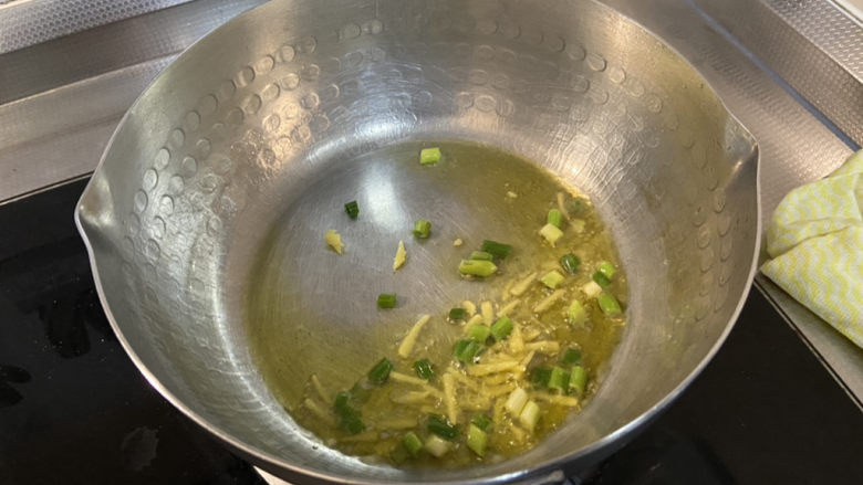 三鲜米线➕牛肉丸鹌鹑蛋番茄三鲜米线,热锅冷油,下姜丝葱白小火煸香