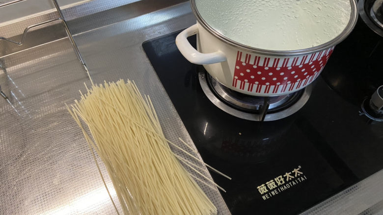 三鲜米线➕牛肉丸鹌鹑蛋番茄三鲜米线,干米线一把,坐锅烧水,泡米线水要多一些