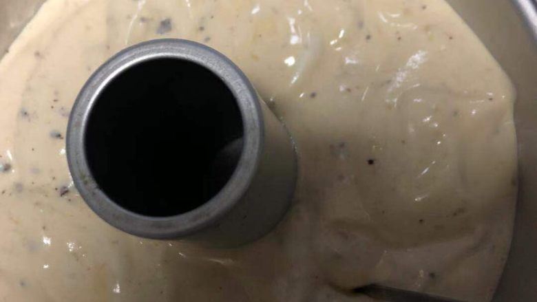 香蕉黑巧粘米粉戚风,倒入模具,用筷子划几个圈,去除大气泡。