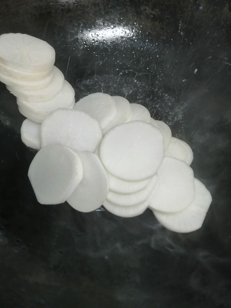 萝卜肉丸汤,开火加热锅倒入油,加萝卜翻炒1分钟。