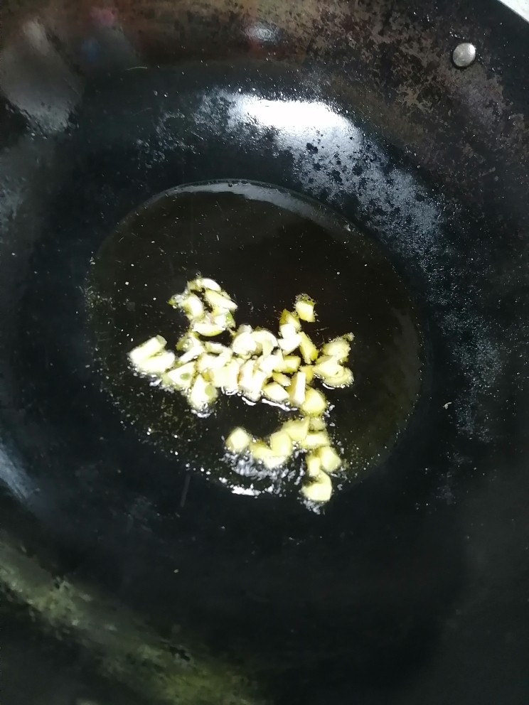 香辣鸭血,开火加热锅倒入油,加姜蒜炒香。