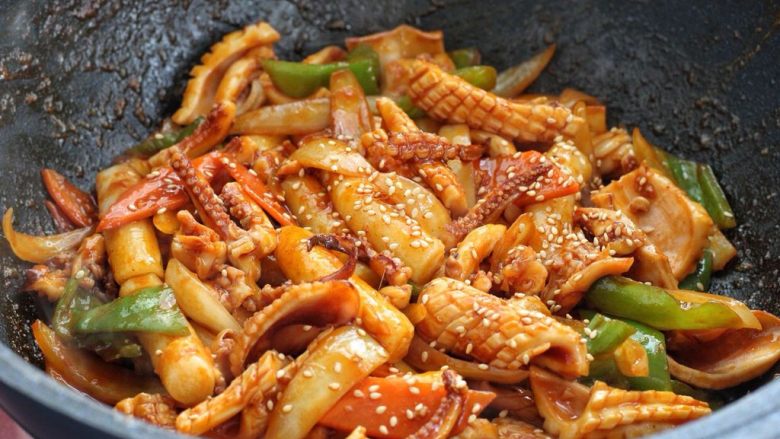 鱿鱼炒年糕,最后加入年糕混合翻炒均匀,撒适量<a style='color:red;display:inline-block;' href='/shicai/ 141765'>熟芝麻</a>关火即可。