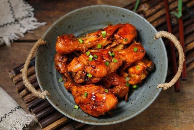 电饭锅焖鸡腿,一道简单美味、低脂营养的电饭锅焖鸡腿就做好了!