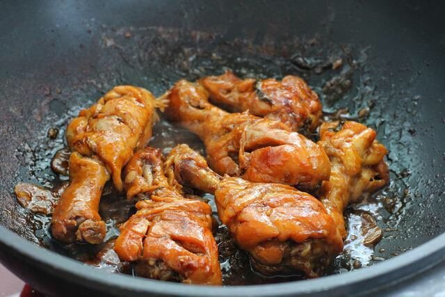 电饭锅焖鸡腿,到时间后把鸡腿倒回普通炒锅中,改大火翻炒收汁即可。