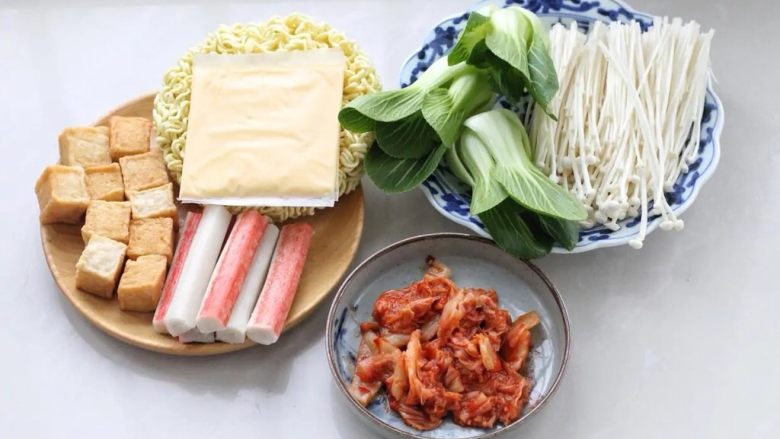 芝士泡面,准备好所需食材,青菜和菌菇类洗净,<a style='color:red;display:inline-block;' href='/shicai/ 2863'>辣白菜</a>剪成小段。