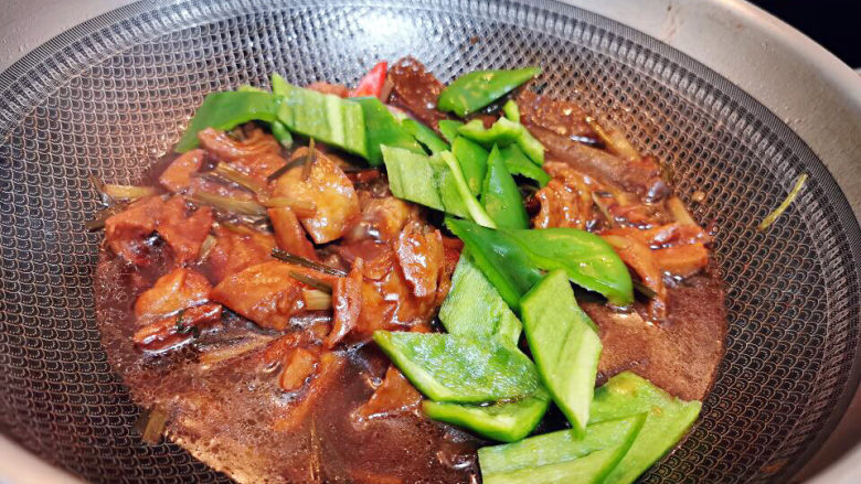 不走寻常路的红烧肉,红烧汤汁变浓稠,下青椒片翻炒入味即可