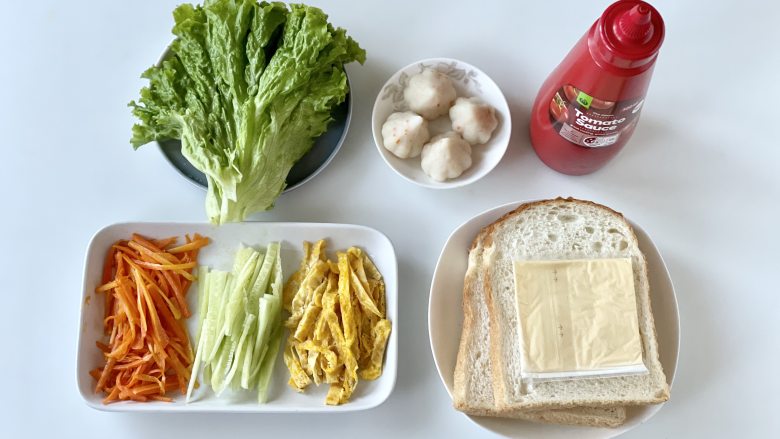 蟹籽包田园蔬菜三明治,准备好制作三明治的食材,煎蛋皮切成丝,<a style='color:red;display:inline-block;' href='/shicai/ 54'>黄瓜</a>去皮切成丝。