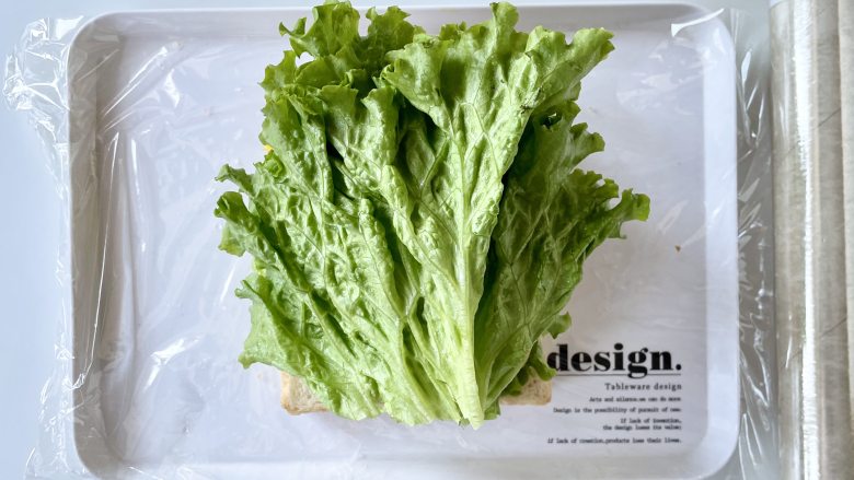 蟹籽包田园蔬菜三明治,再盖上另外两片生菜叶。