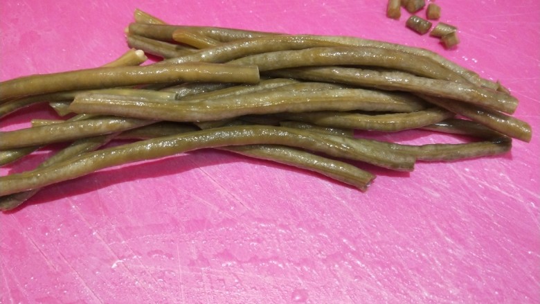 肉末豇豆,泡豇豆一把,泡胡萝卜半个。
