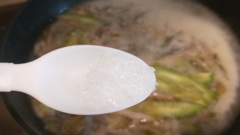 榨菜肉丝汤,加入少许盐,<a style='color:red;display:inline-block;' href='/shicai/ 717'>味精</a>。