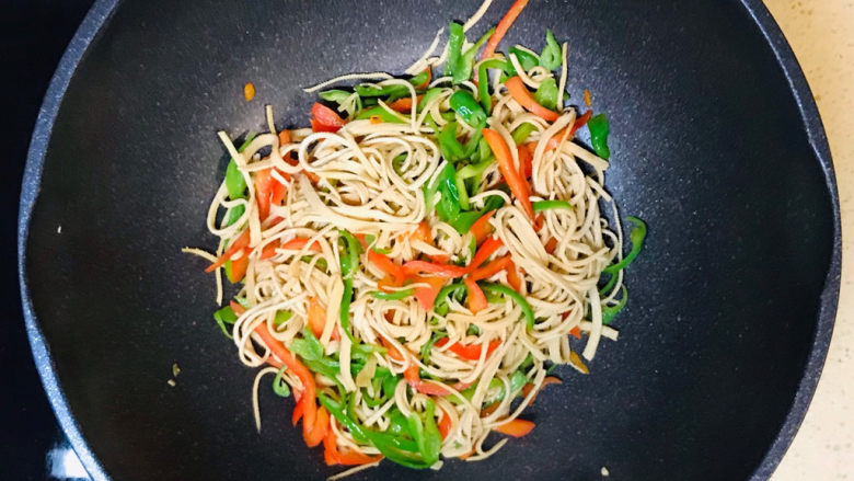 青椒炒豆皮,翻炒均匀,就可以关火起锅了