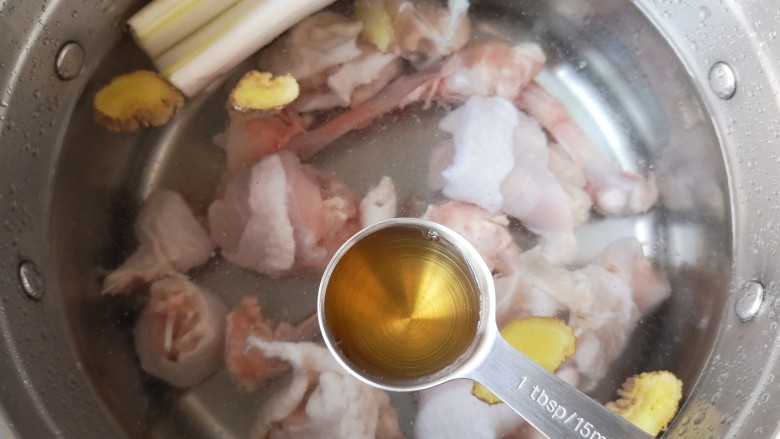 钵钵鸡,锅中凉水放入鸡腿肉和鸡骨,再下入葱白姜片和一勺<a style='color:red;display:inline-block;' href='/shicai/ 718'>料酒</a>。