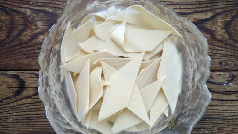 青椒炒豆皮,用清水浸泡,使其变得松软。