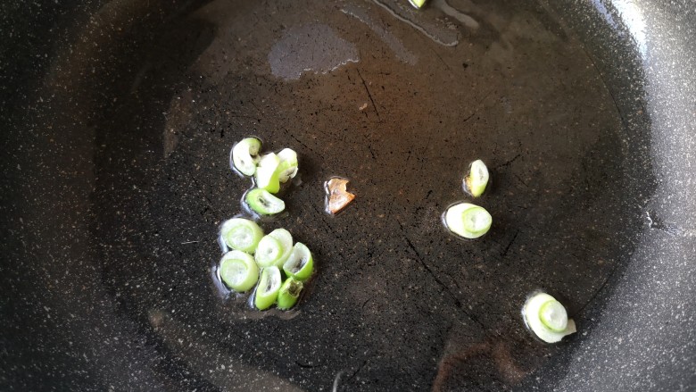 青椒炒豆皮,另取一锅,加入适量食用油烧热后下葱花爆香。