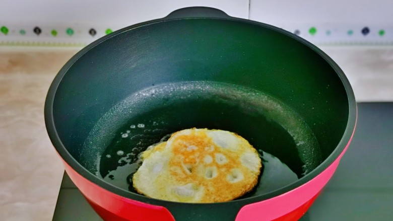 芝士泡面,小火煎至两面金黄,盛出备用。