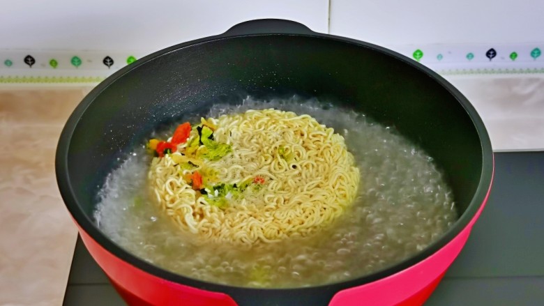 芝士泡面,锅中加入水烧开,下泡面饼。