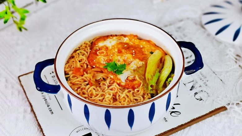 芝士泡面,泡面捞出放入调好的料汁碗中,放入荷包蛋,<a style='color:red;display:inline-block;' href='/shicai/ 62159'>芝士片</a>,生菜心。(生菜开水烫一下)