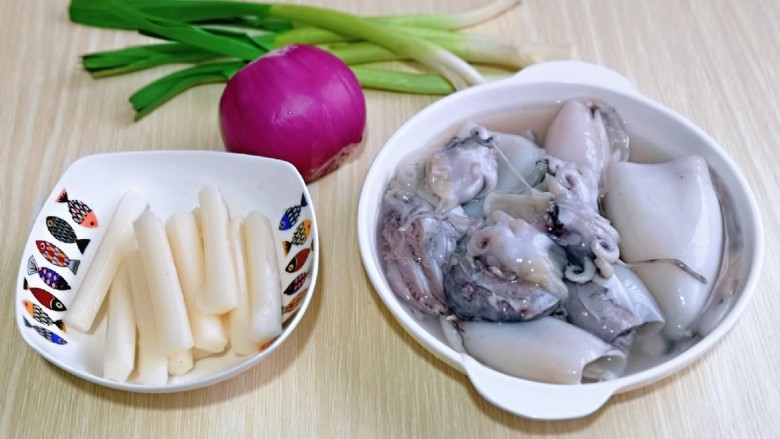 鱿鱼炒年糕,准备食材,<a style='color:red;display:inline-block;' href='/shicai/ 552'>年糕</a>可以根据个人胃口增加。