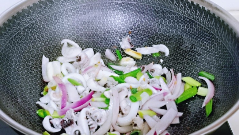 鱿鱼炒年糕,再加入焯水的鱿鱼,<a style='color:red;display:inline-block;' href='/shicai/ 718'>料酒</a>翻炒均匀。