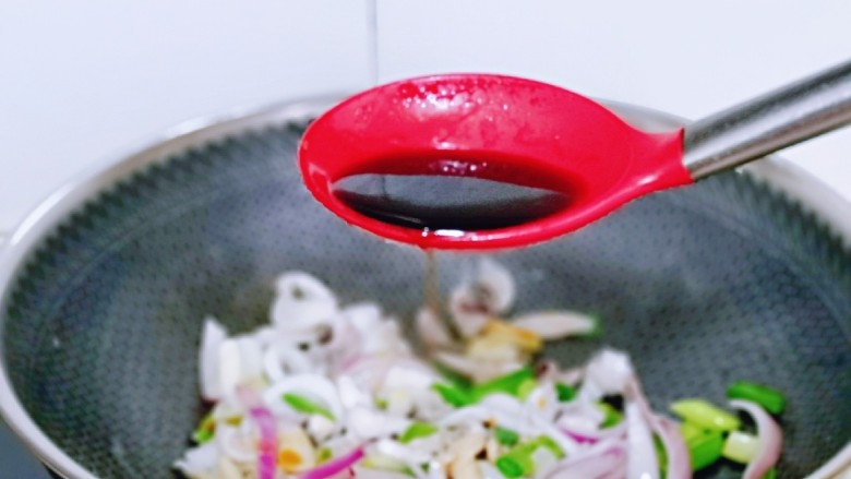 鱿鱼炒年糕,<a style='color:red;display:inline-block;' href='/shicai/ 721'>蚝油</a>与生抽加入少量纯净水搅拌均匀,再倒入锅中,加入半小碗纯净水,小火翻炒。