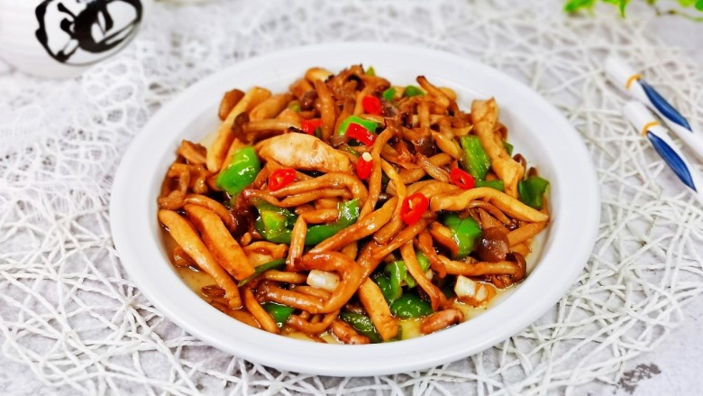 鱿鱼炒年糕,色泽诱人,喜欢的做起来。