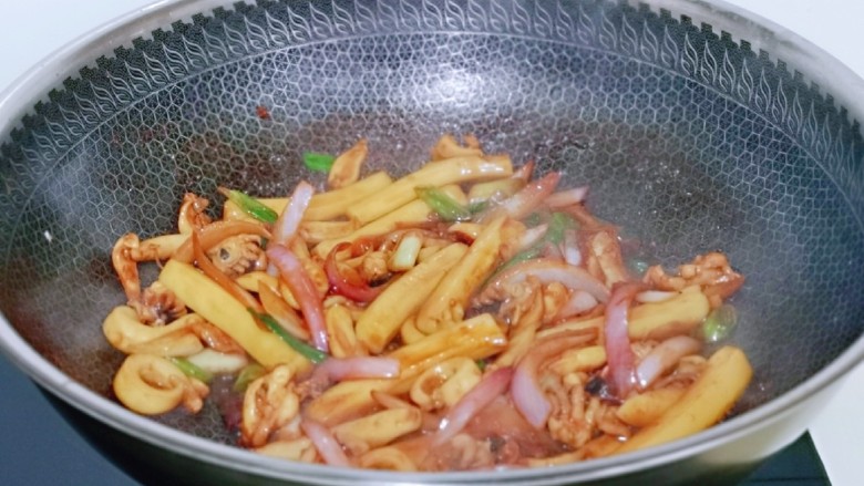 鱿鱼炒年糕,煮的同时一边翻炒,汤汁浓稠即可关火。