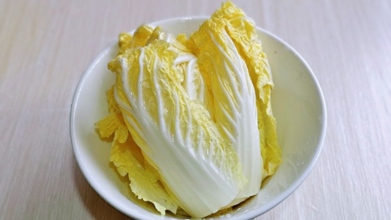 羊肉火锅,娃娃菜去根,洗干净装盘。