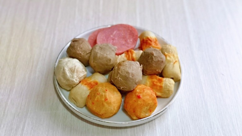 羊肉火锅,丸子,香肠,其实配菜完全可以按个人喜好来任意搭配。