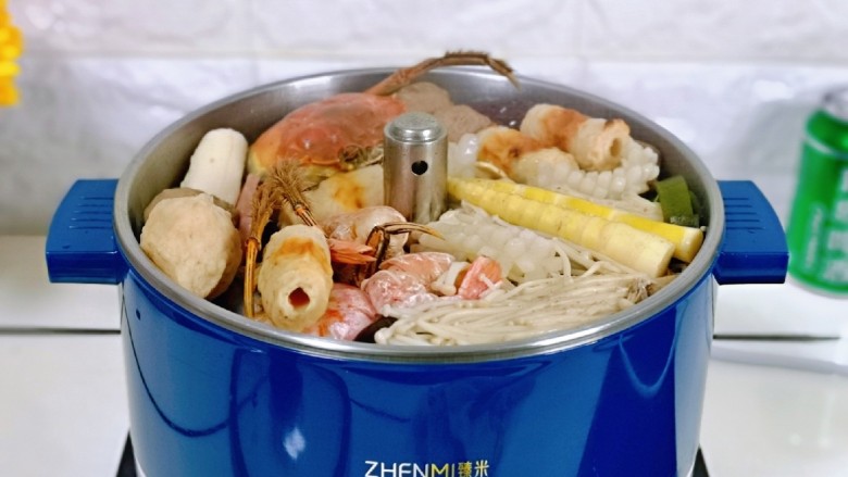 羊肉火锅,食物全部煮熟啦,铛铛铛,升降火锅彰显功能啦,按下上升键,食物全部升上来啦!不用担心好吃的在锅里,你夹不到它的尴尬啦!朋友看的目瞪口呆,说这火锅太好了,哈哈