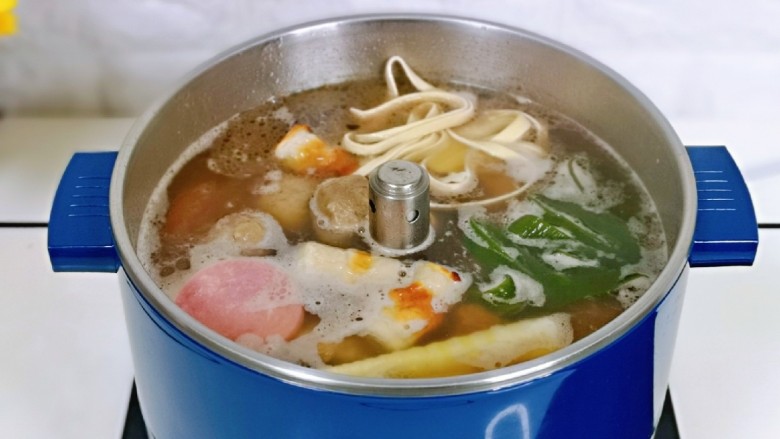 羊肉火锅,我们开始喽~把比较耐煮的先放入锅中,煮到7-8成熟,再放海鲜。