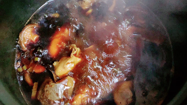 电饭锅焖鸡腿,鸡腿焖好了,喜欢浇汤汁的可以留些汤,喜欢干一些的可以收收汁,即可出锅。