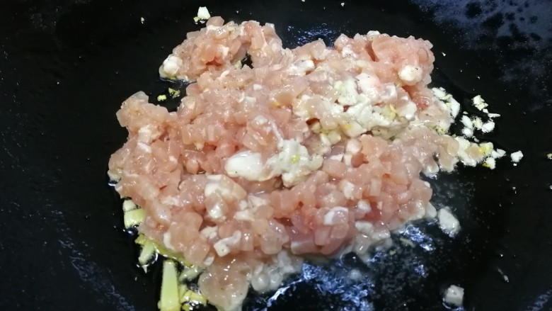 肉末豇豆,放入肉末,文火翻炒均匀。