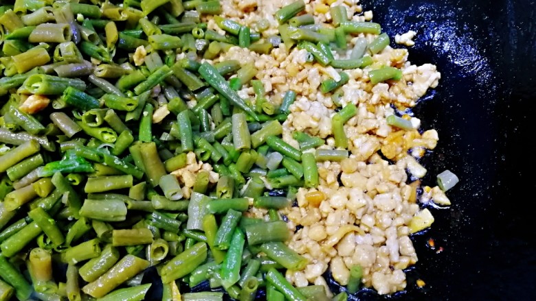 肉末豇豆,放入豇豆,文火翻炒均匀。