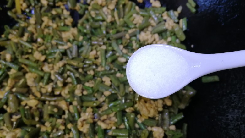 肉末豇豆,加盐增味,文火翻炒均匀。