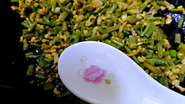 肉末豇豆,加两汤匙清水,让豇豆入味,急火翻炒均匀。