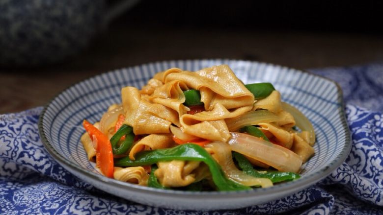青椒炒豆皮,一道简单美味的青椒炒豆皮就做好了,口感嫩滑多汁,营养丰富又下饭!