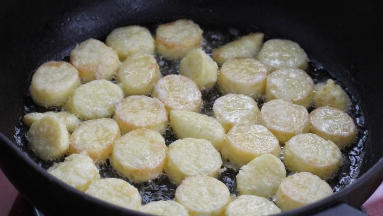 三鲜日本豆腐,锅中倒入比平时炒菜多一些的食用油,放入日本豆腐小火煎至定型后翻面,两面煎成焦黄色盛出备用。