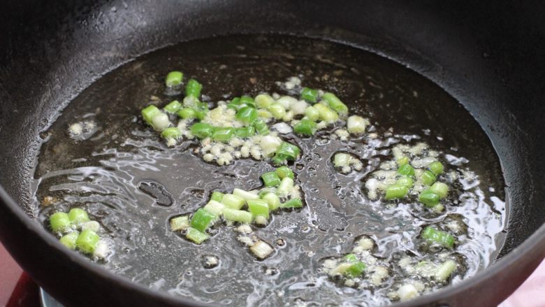 三鲜日本豆腐,就着锅中煎日本豆腐剩下的底油放入葱花和姜末,小火炒出香味。