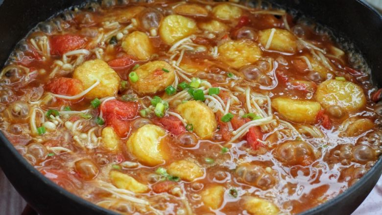 三鲜日本豆腐,待汤汁粘稠后撒入葱花,关火盛出即可。