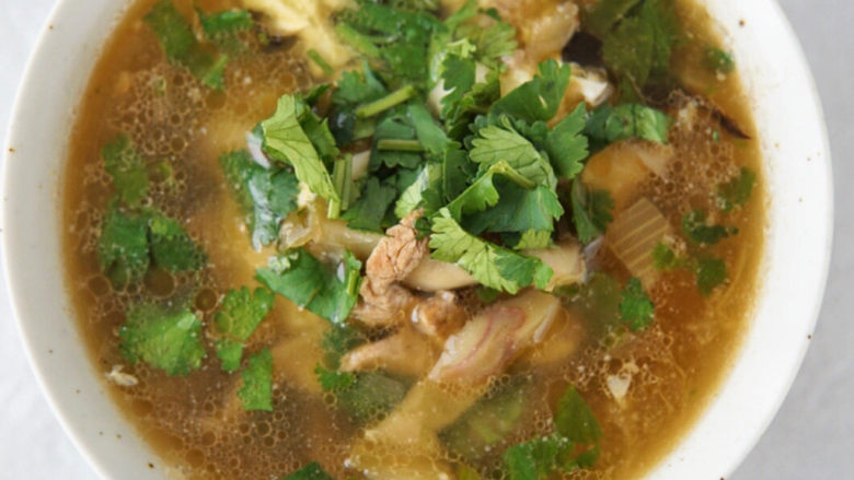 榨菜肉丝汤,简简单单的一道老式肉丝榨菜汤,爽口鲜香,配米饭很合口,好喝极了。肉丝嫩滑,榨菜丝脆爽,汤很鲜美,香菜增加了清香的味道。