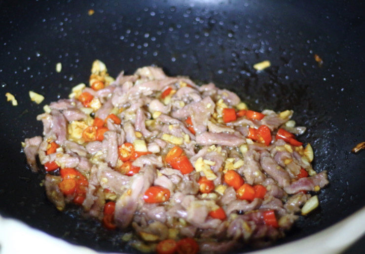 萝卜干炒肉,翻炒一会儿,肉稍微变色,半熟的样子。
