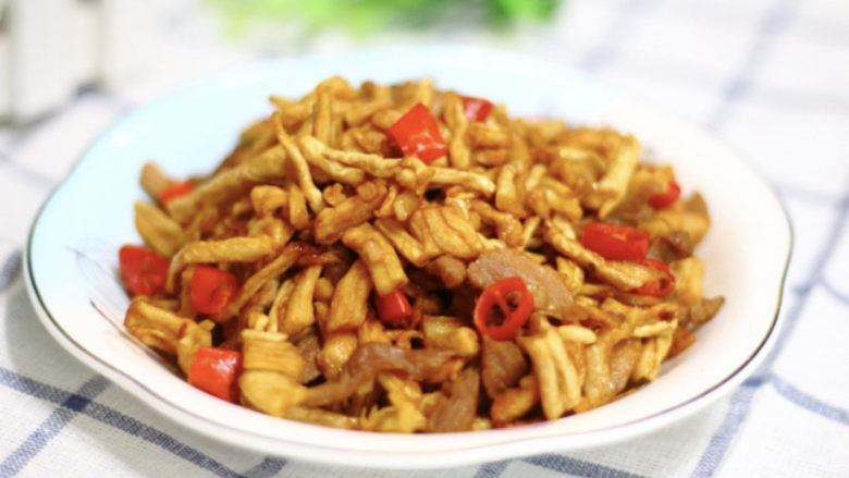 萝卜干炒肉,这道菜如果喜欢清淡口味,这样就可以啦,如果口重的话,在用蒜末爆火的时候加入2颗冰糖,在翻炒肉的时候加入一点花椒粉,味道就更好了。