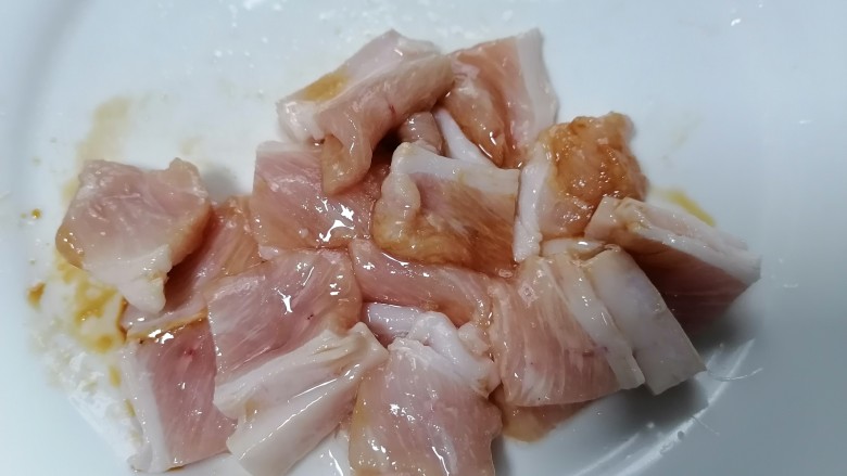 萝卜干炒肉,加少许油将肉搅拌均匀腌制十五分钟
