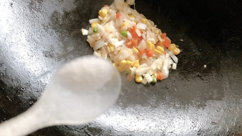 什锦玉米粒,并加入适量盐调味。